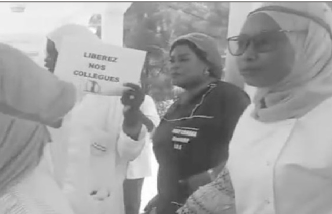 Première visite du ministre de la Santé à l’hôpital de Tivaouane : Marie Khemesse Ngom accueillie par des pancartes
