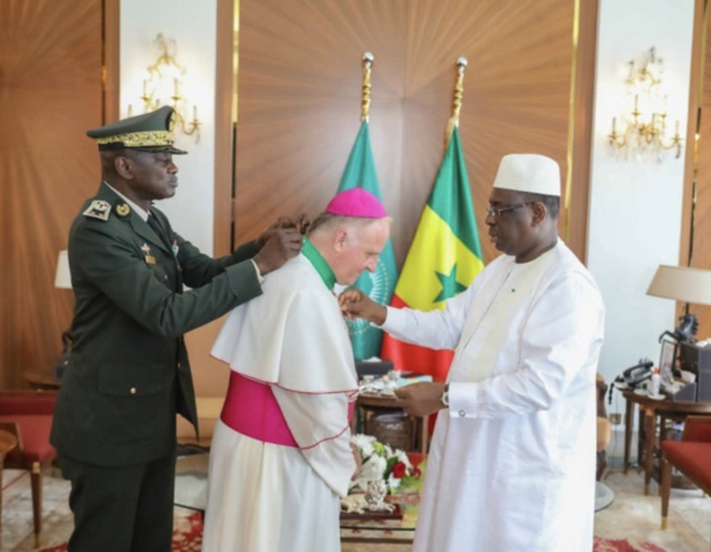 Nonce apostolique, envoyé permanent du pontife romain fait ses adieux au Président Macky Sall : il a été élevé commandeur dans l'ordre national du Lion Nonce apostolique, envoyé permanent du pontife romain fait ses adieux au Président Macky Sall : il a été élevé commandeur dans l'ordre national du Lion