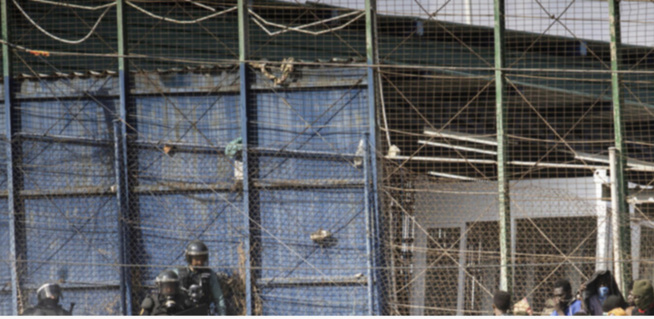 Couchés sur la place publique : les Espagnols rendent hommage aux 45 migrants tués par... Couchés sur la place publique : les Espagnols rendent hommage aux 45 migrants tués par...