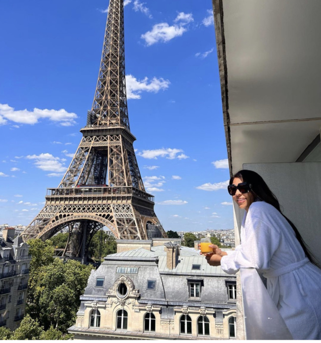 En peignoir, Viviane admire la tour Eiffel et embrase la toile￼