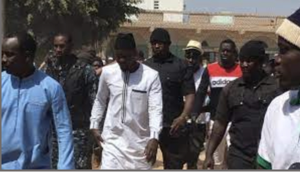UCAD: Des étudiants de Ziguinchor réclament leur subvention au maire Ousmane Sonko UCAD: Des étudiants de Ziguinchor réclament leur subvention au maire Ousmane Sonko