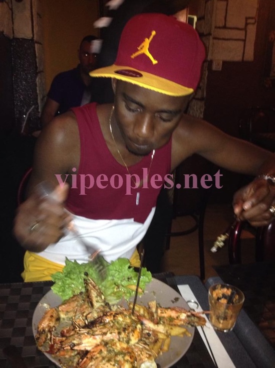 Quand Wally Seck mange, il terrasse la nourriture comme les lutteurs Quand Wally Seck mange, il terrasse la nourriture comme les lutteurs