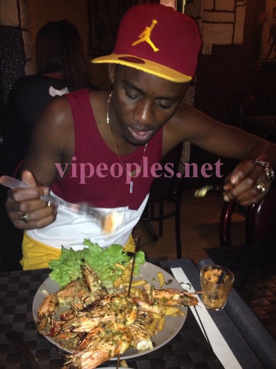 Quand Wally Seck mange, il terrasse la nourriture comme les lutteurs Quand Wally Seck mange, il terrasse la nourriture comme les lutteurs