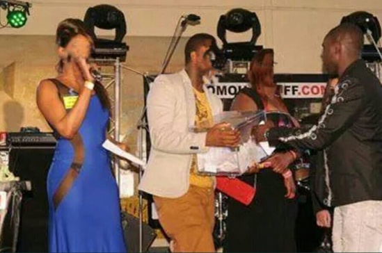 Voila comment les chanteuses comme Viviane influencent leurs fans en s'habillant vulgaire Voila comment les chanteuses comme Viviane influencent leurs fans en s'habillant vulgaire