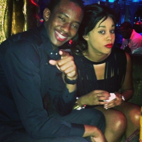 Ibou Kara Mbaké s'exhibe avec sa femme et insulte les ennemis !!! Ibou Kara Mbaké s'exhibe avec sa femme et insulte les ennemis !!!