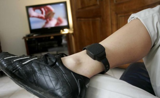 Il coupe son bracelet électronique... pour retourner en prison pour éviter sa femme Il coupe son bracelet électronique... pour retourner en prison pour éviter sa femme