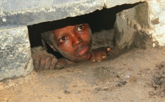 Photos choquantes: une présumée sorcière se change en un oiseau et reste coincée sous un drainage à Lagos ( Nigéria)