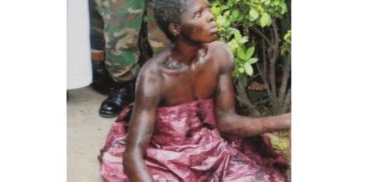 Photos choquantes: une présumée sorcière se change en un oiseau et reste coincée sous un drainage à Lagos ( Nigéria) Photos choquantes: une présumée sorcière se change en un oiseau et reste coincée sous un drainage à Lagos ( Nigéria)