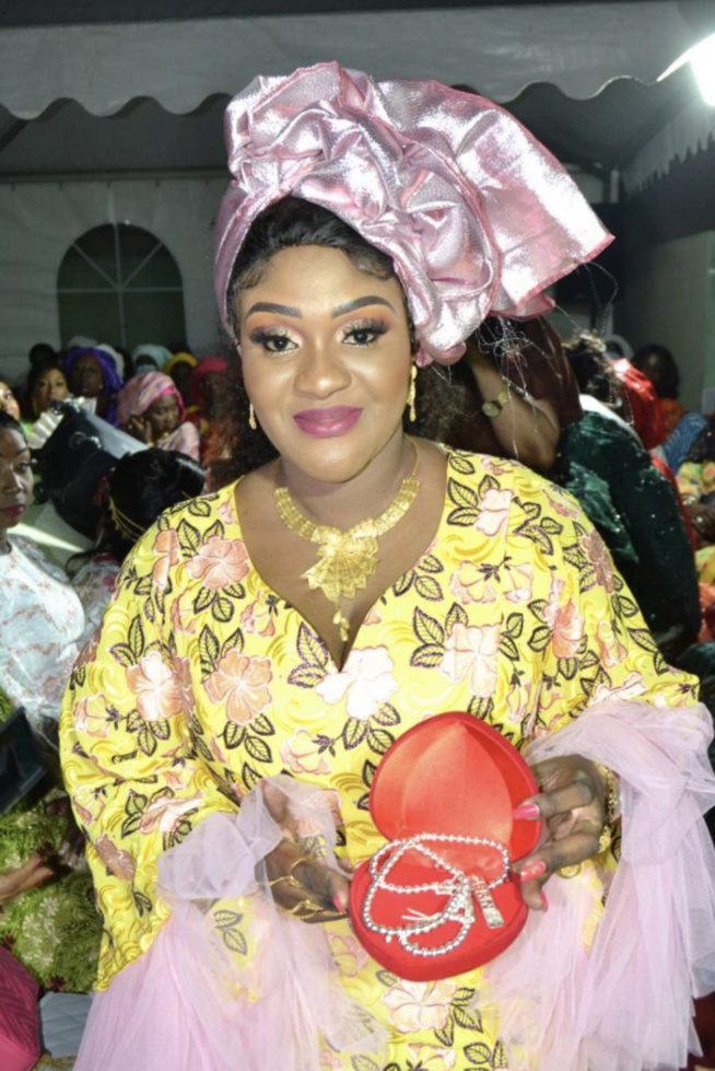 Une pluie d or et de bijoux au YEEBBI de la belle fille du président Mbagnick Diop à sa belle mère Diatou Sane Une pluie d or et de bijoux au YEEBBI de la belle fille du président Mbagnick Diop à sa belle mère Diatou Sane