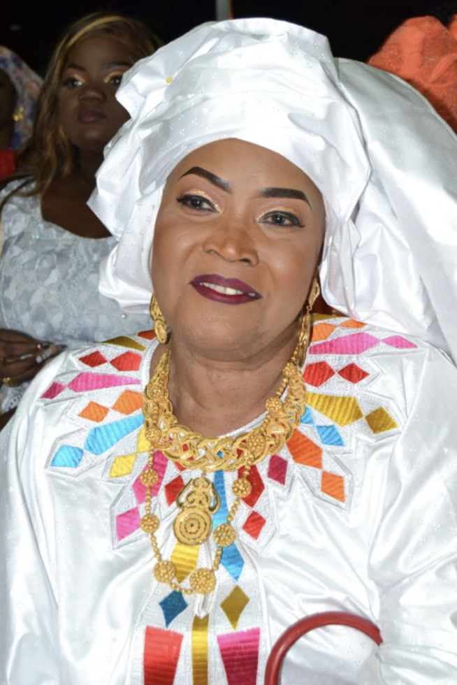 Une pluie d or et de bijoux au YEEBBI de la belle fille du président Mbagnick Diop à sa belle mère Diatou Sane Une pluie d or et de bijoux au YEEBBI de la belle fille du président Mbagnick Diop à sa belle mère Diatou Sane