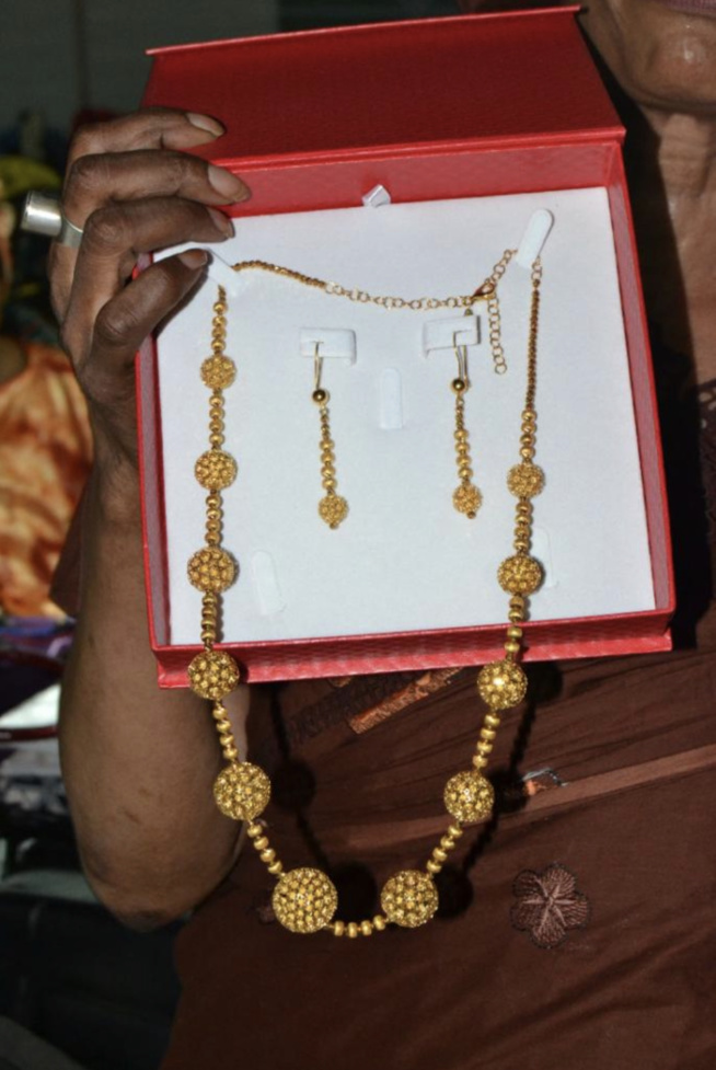 Une pluie d or et de bijoux au YEEBBI de la belle fille du président Mbagnick Diop à sa belle mère Diatou Sane Une pluie d or et de bijoux au YEEBBI de la belle fille du président Mbagnick Diop à sa belle mère Diatou Sane