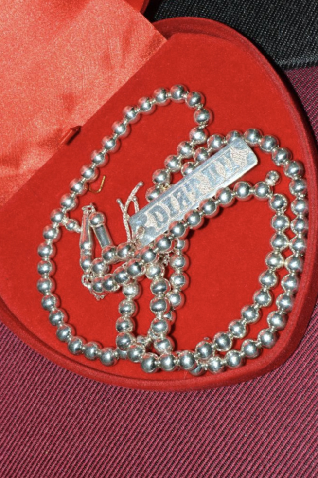 Une pluie d or et de bijoux au YEEBBI de la belle fille du président Mbagnick Diop à sa belle mère Diatou Sane Une pluie d or et de bijoux au YEEBBI de la belle fille du président Mbagnick Diop à sa belle mère Diatou Sane