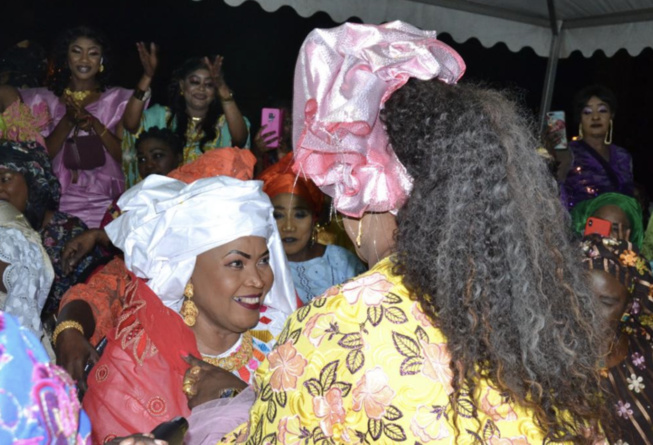 Une pluie d or et de bijoux au YEEBBI de la belle fille du président Mbagnick Diop à sa belle mère Diatou Sane Une pluie d or et de bijoux au YEEBBI de la belle fille du président Mbagnick Diop à sa belle mère Diatou Sane