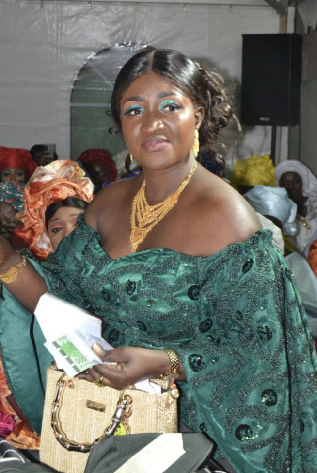 Une pluie d or et de bijoux au YEEBBI de la belle fille du président Mbagnick Diop à sa belle mère Diatou Sane Une pluie d or et de bijoux au YEEBBI de la belle fille du président Mbagnick Diop à sa belle mère Diatou Sane