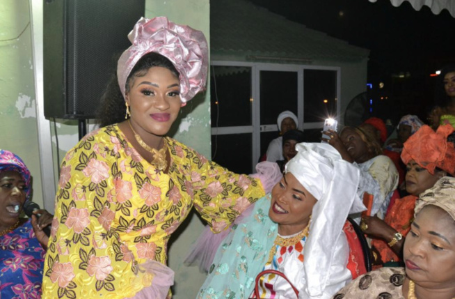 Une pluie d or et de bijoux au YEEBBI de la belle fille du président Mbagnick Diop à sa belle mère Diatou Sane Une pluie d or et de bijoux au YEEBBI de la belle fille du président Mbagnick Diop à sa belle mère Diatou Sane