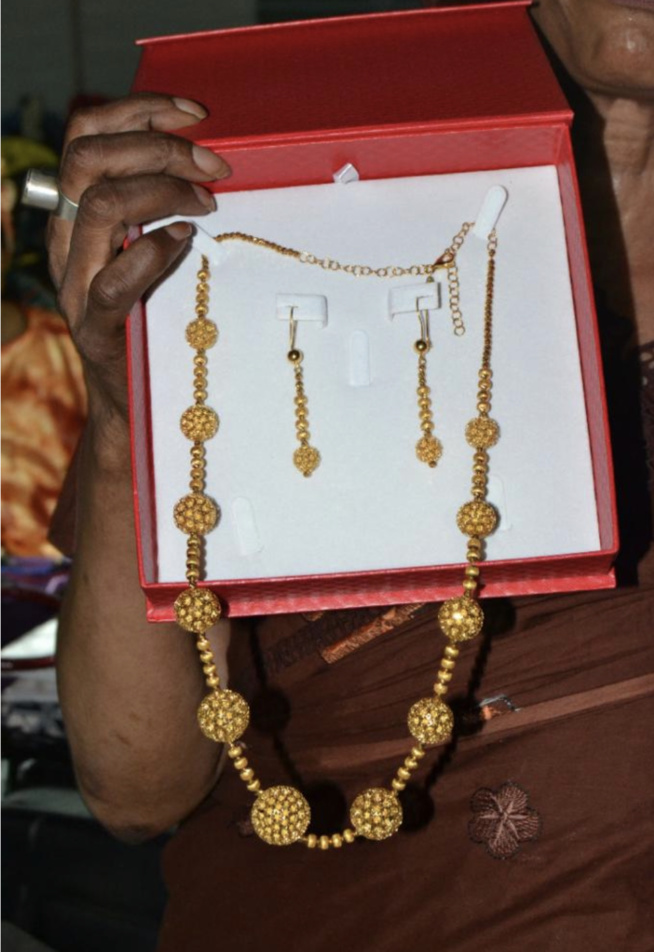 Une pluie d or et de bijoux au YEEBBI de la belle fille du président Mbagnick Diop à sa belle mère Diatou Sane Une pluie d or et de bijoux au YEEBBI de la belle fille du président Mbagnick Diop à sa belle mère Diatou Sane