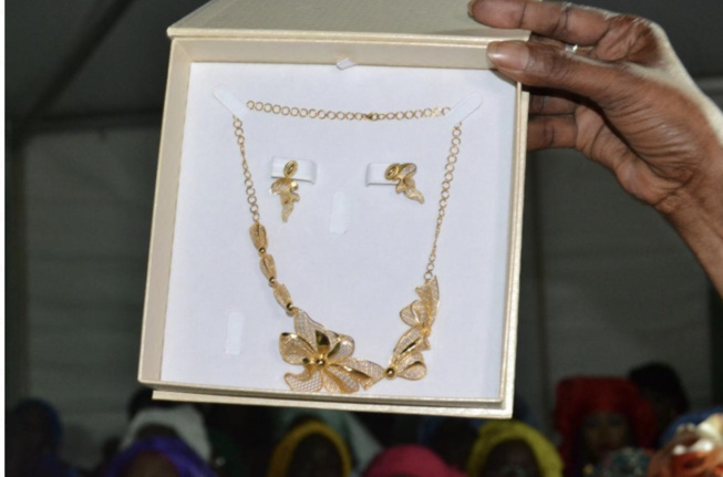 Une pluie d or et de bijoux au YEEBBI de la belle fille du président Mbagnick Diop à sa belle mère Diatou Sane Une pluie d or et de bijoux au YEEBBI de la belle fille du président Mbagnick Diop à sa belle mère Diatou Sane