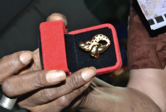 Une pluie d or et de bijoux au YEEBBI de la belle fille du président Mbagnick Diop à sa belle mère Diatou Sane Une pluie d or et de bijoux au YEEBBI de la belle fille du président Mbagnick Diop à sa belle mère Diatou Sane