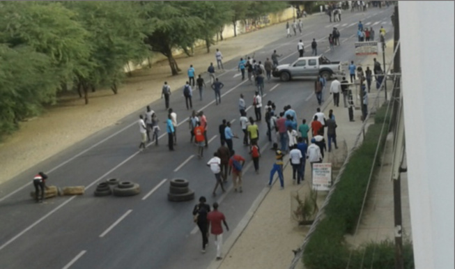 UGB : les étudiants barrent la route nationale et réclament la réouverture des restaurants UGB : les étudiants barrent la route nationale et réclament la réouverture des restaurants