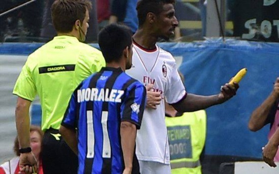 Encore un autre acte de racisme en Italie: Des bananes lancées vers Kevin Constant Encore un autre acte de racisme en Italie: Des bananes lancées vers Kevin Constant