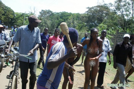 Fornication  - Un pasteur et la femme d'un policier battus et forcés à s’embrasser en public  Fornication  - Un pasteur et la femme d'un policier battus et forcés à s’embrasser en public