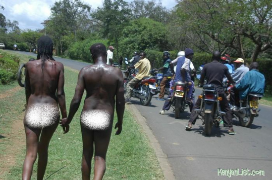 Fornication  - Un pasteur et la femme d'un policier battus et forcés à s’embrasser en public  Fornication  - Un pasteur et la femme d'un policier battus et forcés à s’embrasser en public