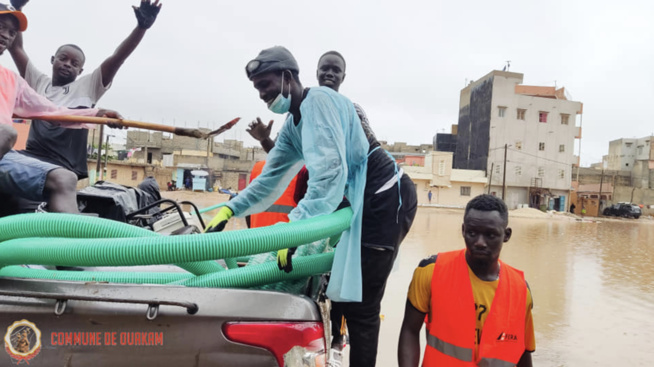 Inondations à Ouakam : Le maire Abdoul Aziz Guèye répond aux préoccupations des populations et met des moyens nécessaires et efficaces Inondations à Ouakam : Le maire Abdoul Aziz Guèye répond aux préoccupations des populations et met des moyens nécessaires et efficaces