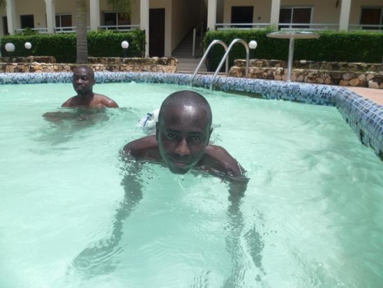Pape Alé Niang prend du bon temps à la piscine