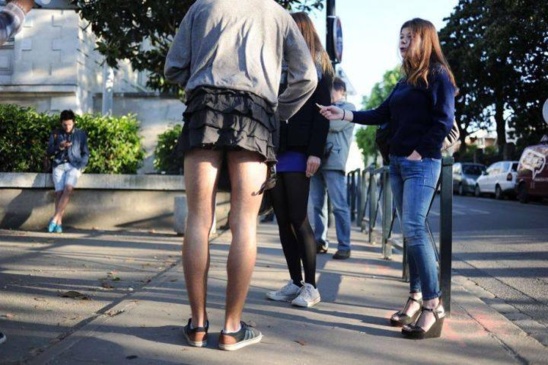 IMAGES - Lutte contre le sexisme : Les garçons se mettent en jupe ! IMAGES - Lutte contre le sexisme : Les garçons se mettent en jupe !
