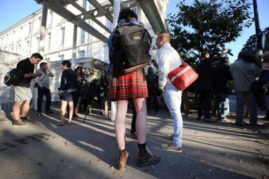 IMAGES - Lutte contre le sexisme : Les garçons se mettent en jupe ! IMAGES - Lutte contre le sexisme : Les garçons se mettent en jupe !