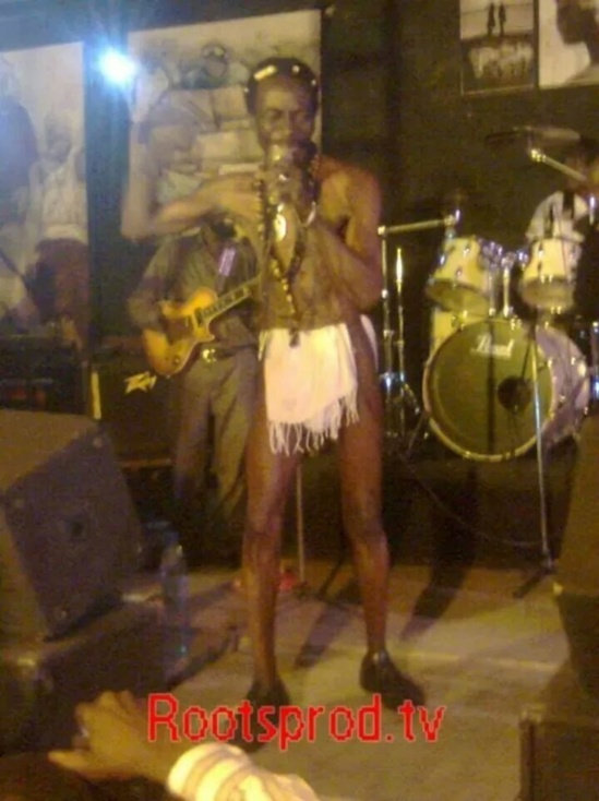 Zoom Photo: Souleymane Faye presque nu sur scène