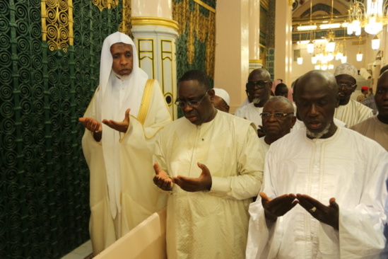 Zoom Photo: Macky Sall se recueille au mausolée du Prophète MOUHAMMAD (Psl)