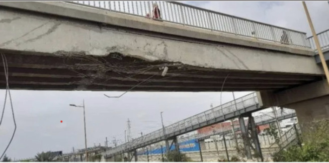 Un camion heurte la passerelle de Colobane et occasionne d'importants dégâts (Photos) Un camion heurte la passerelle de Colobane et occasionne d'importants dégâts (Photos)