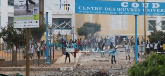 ACTU : Wade a lancé «Un étudiant, un ordinateur », Macky lance «Un étudiant, un policier » (Ujtl) ACTU : Wade a lancé «Un étudiant, un ordinateur », Macky lance «Un étudiant, un policier » (Ujtl)