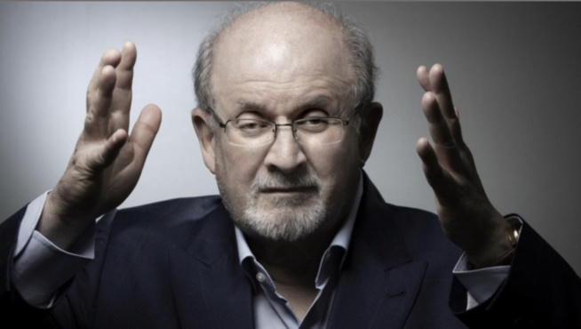 Etats-Unis: Salman Rushdie, poignardé, placé sous respiration artificielle, pourrait perdre un oeil