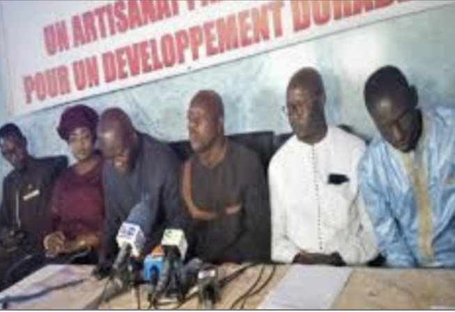 le Syndicat des artisans du Sénégal réclame le départ de leur ministre de tutelle et la lumière sur les 13 milliards du fonds d’aide le Syndicat des artisans du Sénégal réclame le départ de leur ministre de tutelle et la lumière sur les 13 milliards du fonds d’aide