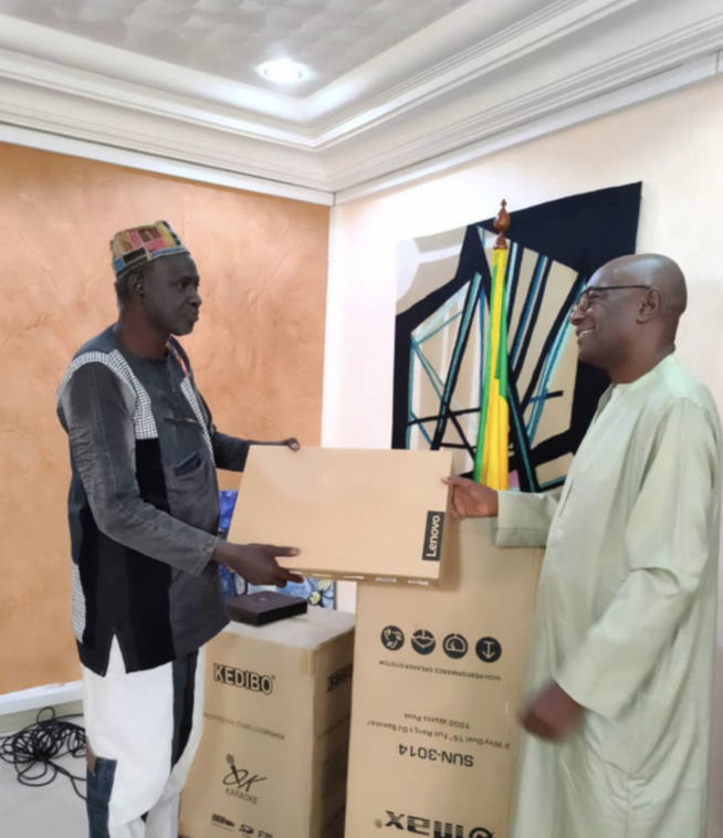 Lauréat du Prix du Meilleur Conteur International : Amadou Sow dit Zoumba reçu par le ministre de la culture Lauréat du Prix du Meilleur Conteur International : Amadou Sow dit Zoumba reçu par le ministre de la culture