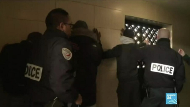 Consulat général du Sénégal à Paris : Un sénégalais muni d’armes blanches défonce le portail… Consulat général du Sénégal à Paris : Un sénégalais muni d’armes blanches défonce le portail…