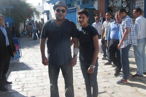 En Tunisie: Le Roi Mouhammed 6 méconnaissable marche seul sans protocole
