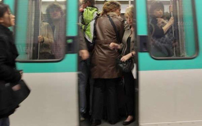 La victime d’une main aux fesses se rebelle et le gifle : l’agresseur maîtrisé par les passants La victime d’une main aux fesses se rebelle et le gifle : l’agresseur maîtrisé par les passants