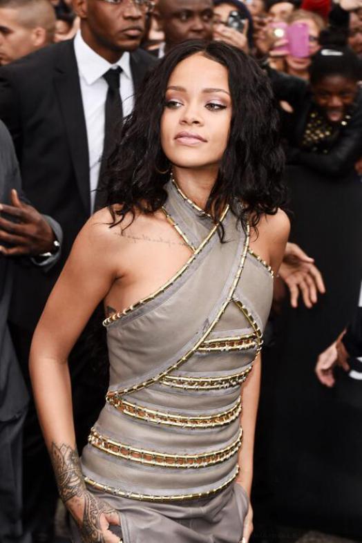 Rihanna à Paris, c'est l'émeute sur les Champs Elysées !