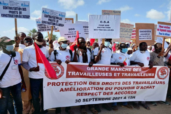 Thiès : Les blouses blanches ont déversé leur colère dans les rues Thiès : Les blouses blanches ont déversé leur colère dans les rues