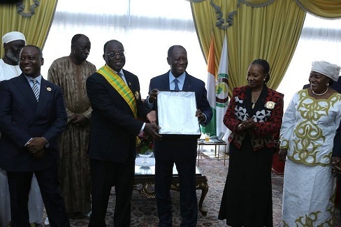 Moustapha Niasse élevé à la dignité de Grand-croix du mérite ivoirien en présence de Ouattara