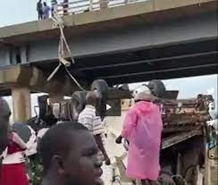 Dakar: Chute spectaculaire d’un camion d’ordures sur le pont de la VDN 3 Dakar: Chute spectaculaire d’un camion d’ordures sur le pont de la VDN 3