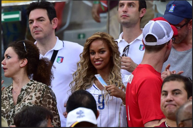 PHOTOS Mme Balotelli après le but de son mari PHOTOS Mme Balotelli après le but de son mari