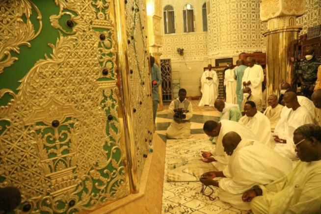 Touba: Après sa visite chez le khalife, Macky Sall s'est recueilli au mausolée de Cheikh Ahmadou Bamba Touba: Après sa visite chez le khalife, Macky Sall s'est recueilli au mausolée de Cheikh Ahmadou Bamba
