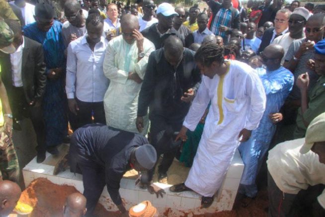 Kolda - meurtre de deux pêcheurs maliens Une foule immense accompagne les défunts à leurs dernières demeures Kolda - meurtre de deux pêcheurs maliens Une foule immense accompagne les défunts à leurs dernières demeures