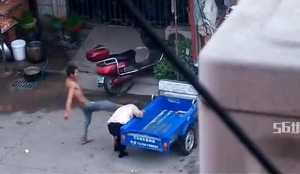 Un homme violent bat sa femme et se fait corriger par des passants Regardez Un homme violent bat sa femme et se fait corriger par des passants Regardez