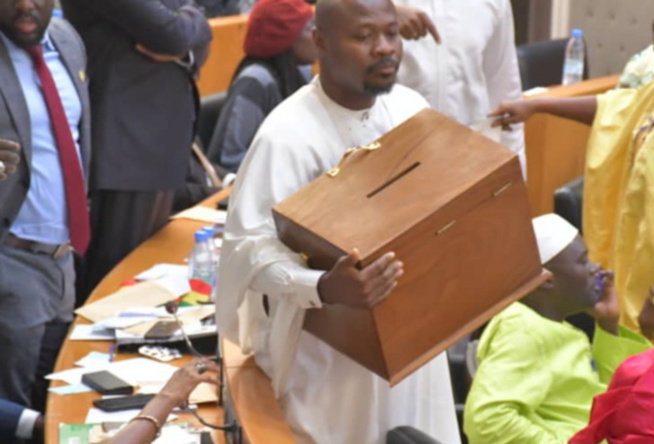 Installation de la 14e Législature / Les images du micro arraché et de l’urne enfourchée: L’immaturité d’aventuriers politiques de l’opposition en expression Installation de la 14e Législature / Les images du micro arraché et de l’urne enfourchée: L’immaturité d’aventuriers politiques de l’opposition en expression