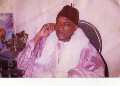 Serigne Abdou Fatah Mbacké donne un Ndigël à ses talibés pour les calmer